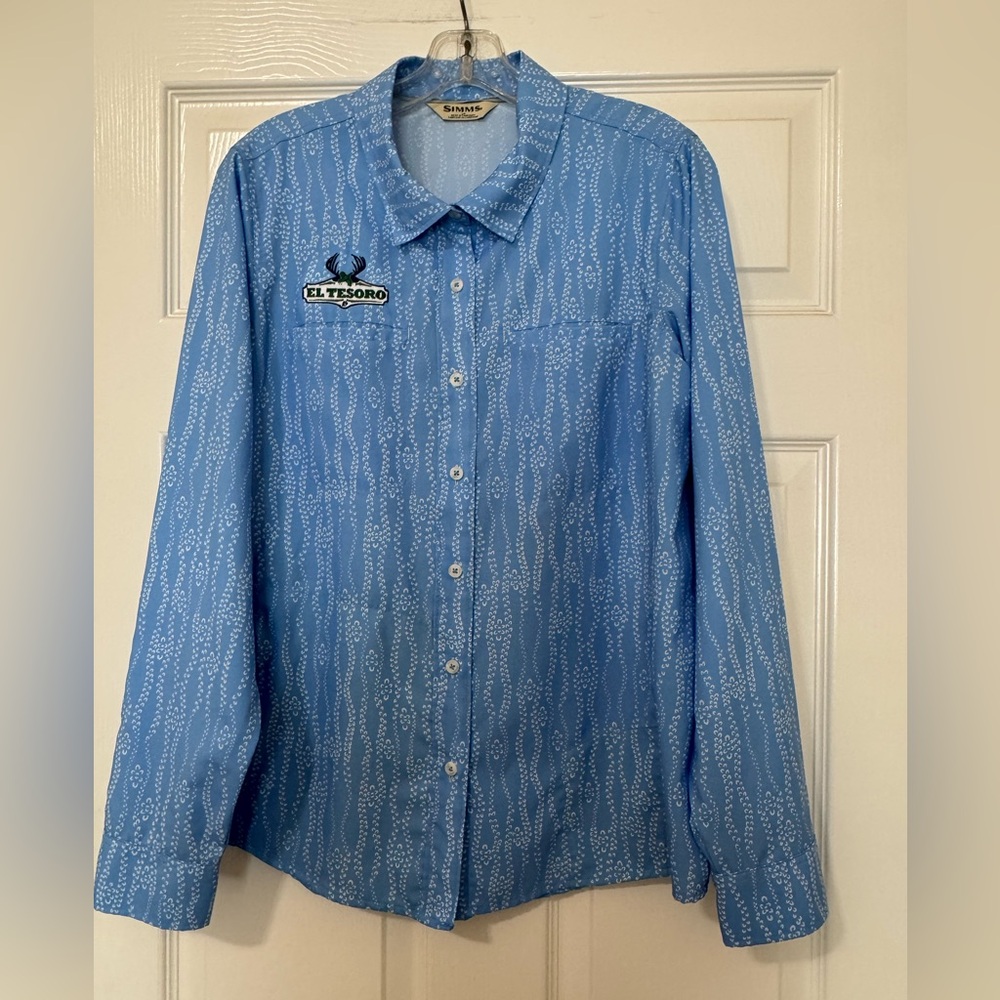 Simms Women’s Button Front Shirt Blue & White AOP Size Large “El Tesoro” Logo